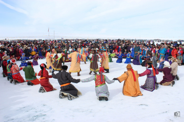 Мөнгөлөг шагшуурга цас мөсний баяр